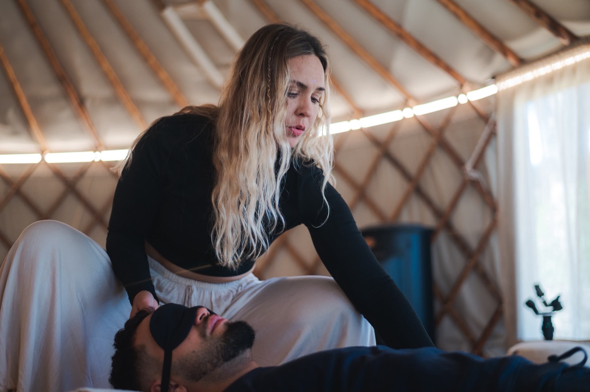 Africa realizando un trabajo energético dentro de la yurta
